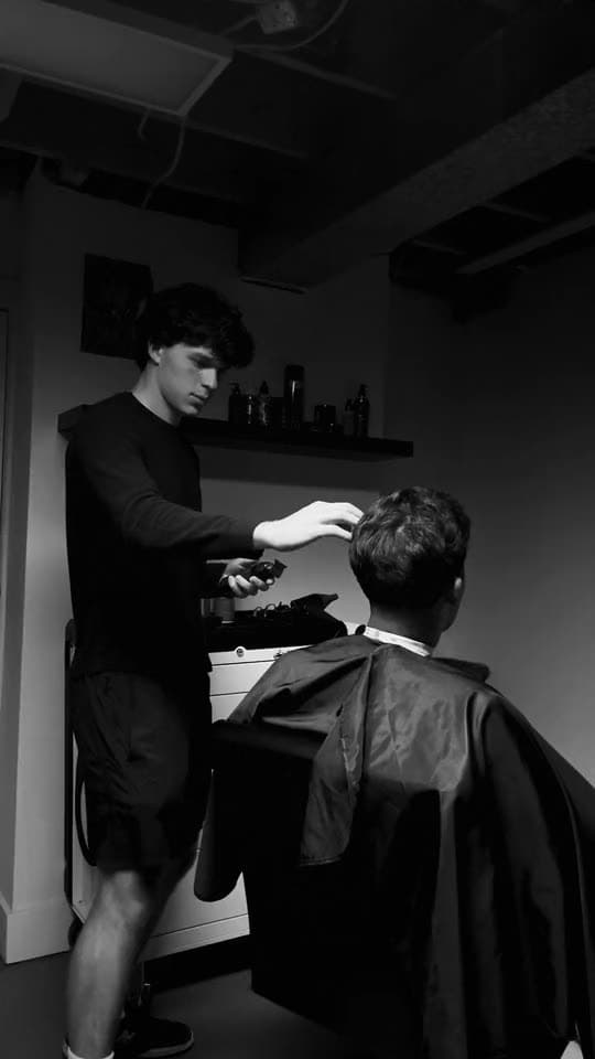 Carson taillant les cheveux d'un client, geste après geste
